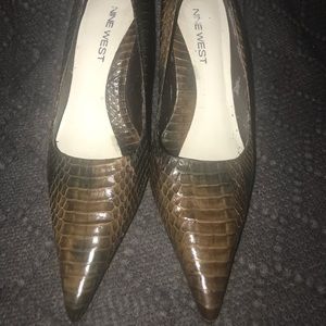 Nine West Brown snake skin pointed pumps. Size 6.5